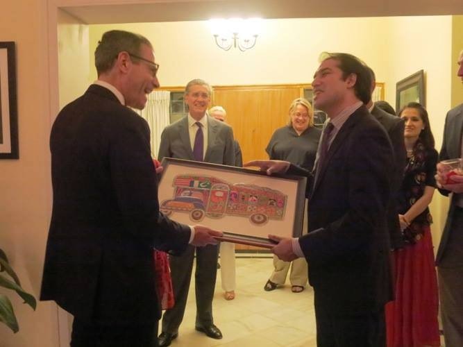 Presenting Souvenir to Assistant Secretary, US Department of State, the Special Representative for Pakistan and Afghanistan is also present at the occasion